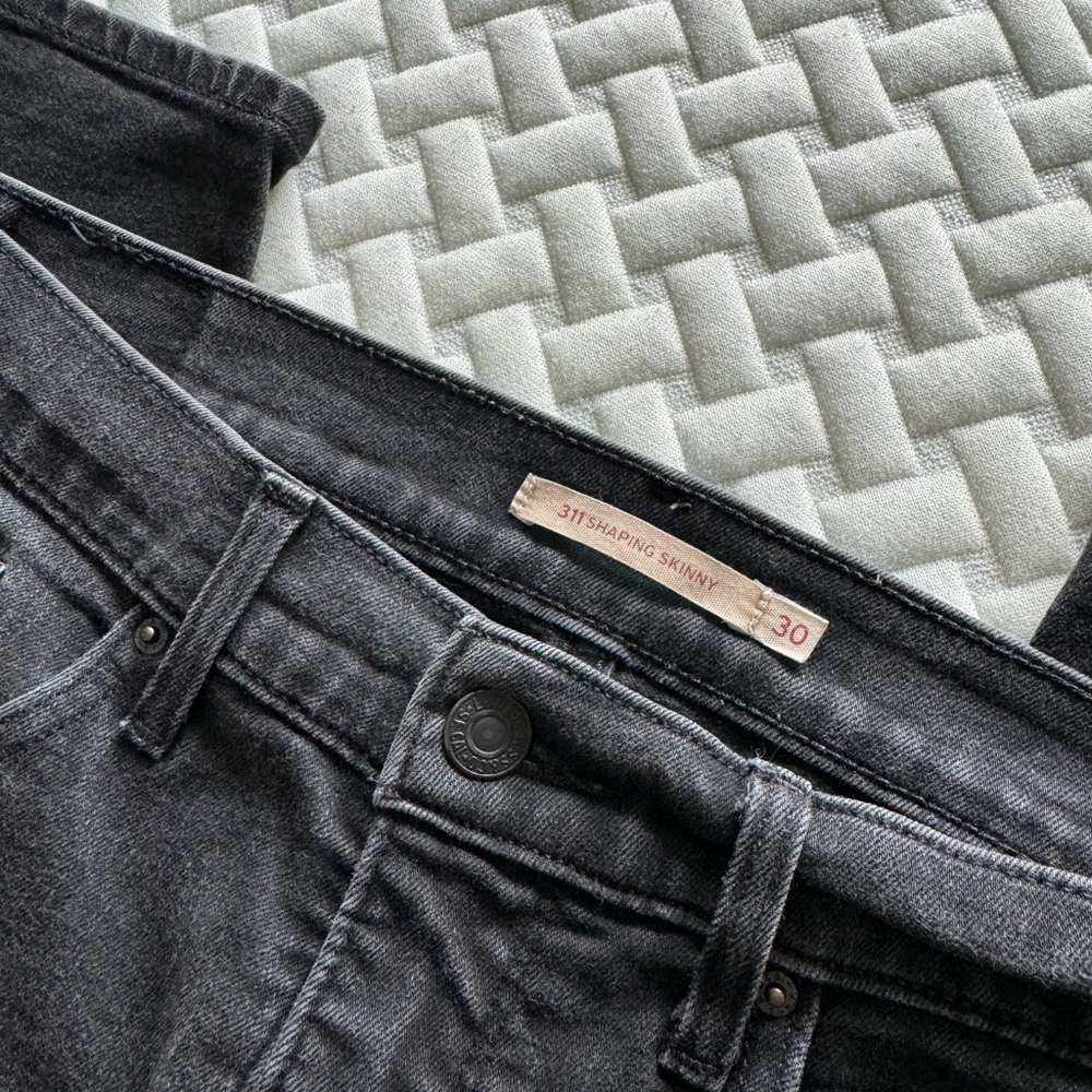 Levi’s 311 30x28 shaping skinny jeans (black)